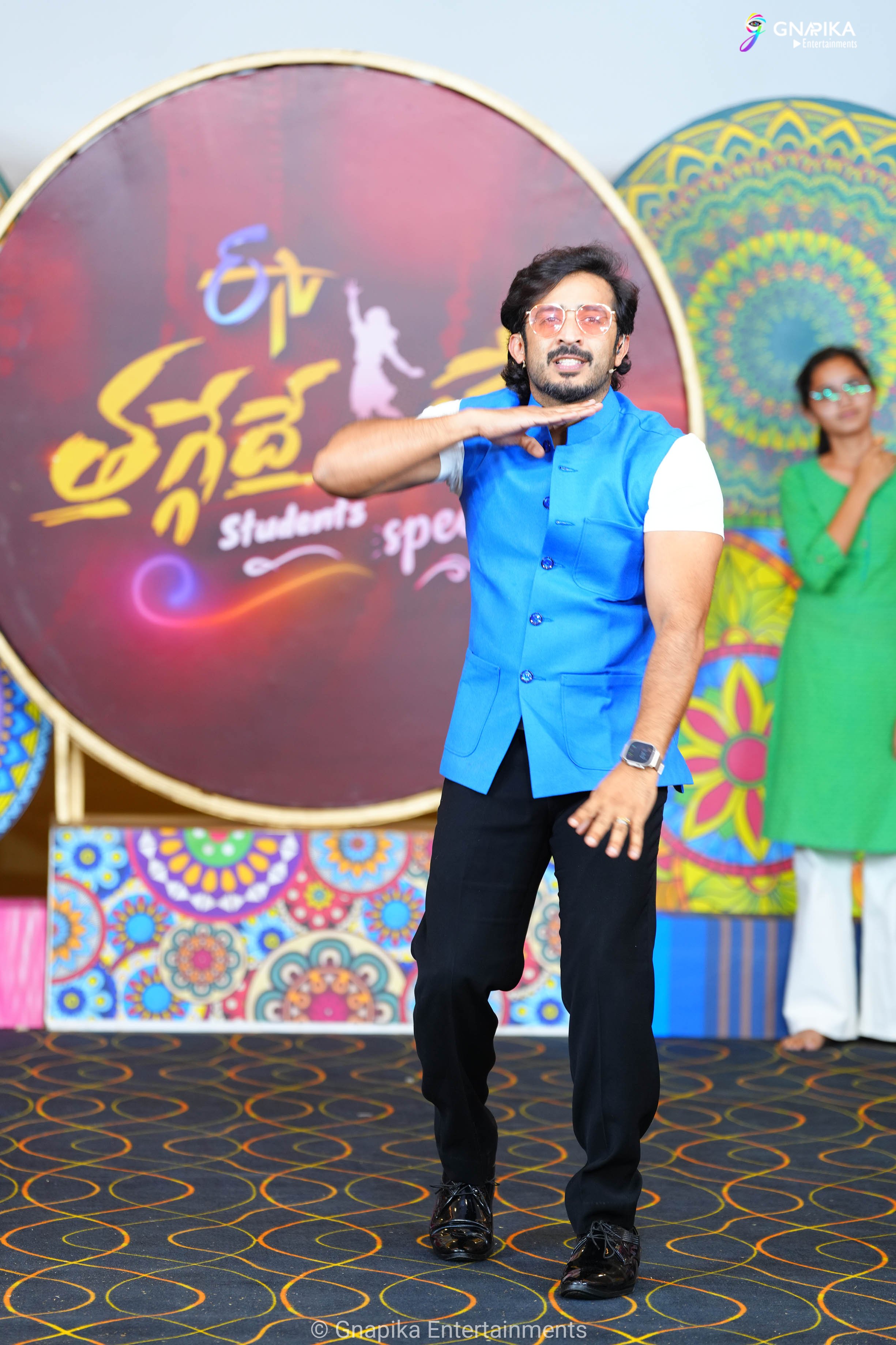 Thaggede le show photos