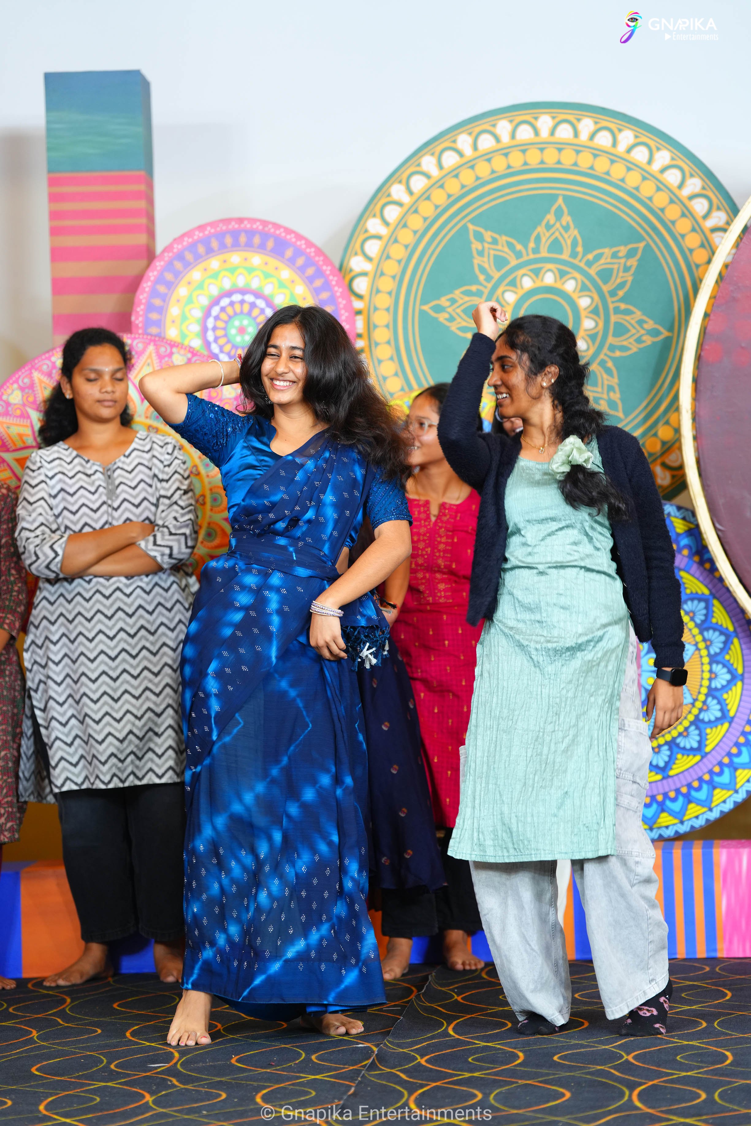 Thaggede le show photos